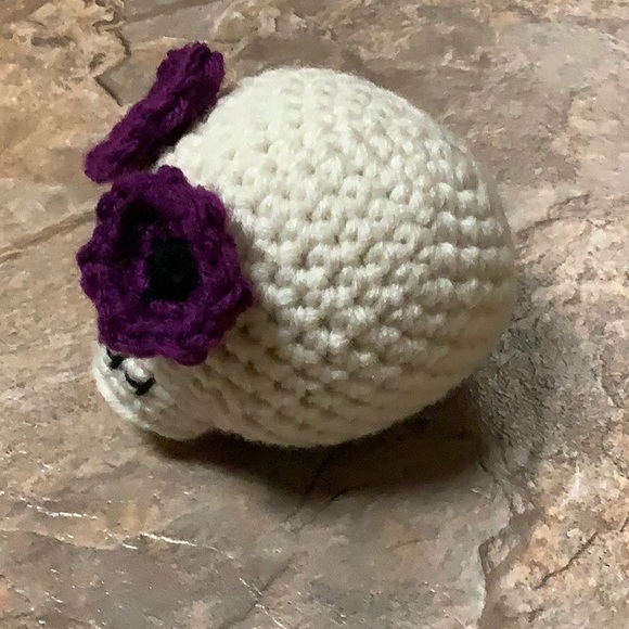 Crochet skull with purple flower eyes - Picture 2 of 8